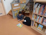 17. 10. 2022 - návštěva místní knihovny žáky 3. ročníku, encyklopedie