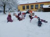 28. 11. 2023 - prvňáčci přivítali nový sníh stavbou sněhuláků