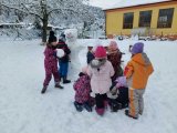 28. 11. 2023 - prvňáčci přivítali nový sníh stavbou sněhuláků